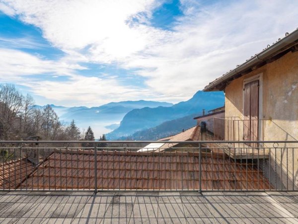 appartamento in vendita a Plesio in zona Breglia