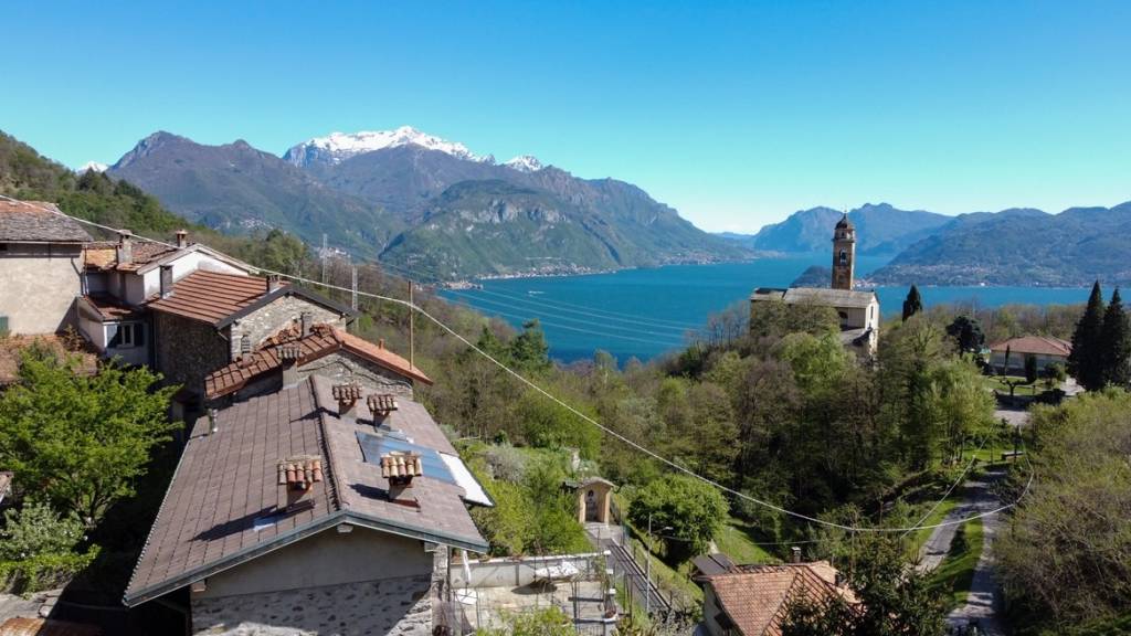 casa indipendente in vendita a Plesio in zona Breglia