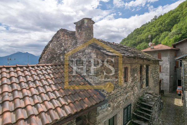 casa indipendente in vendita a Plesio in zona Ligomena