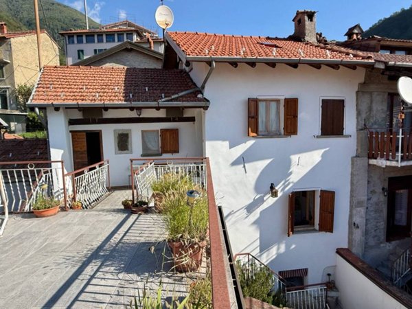 casa indipendente in vendita a Plesio in zona Plesio