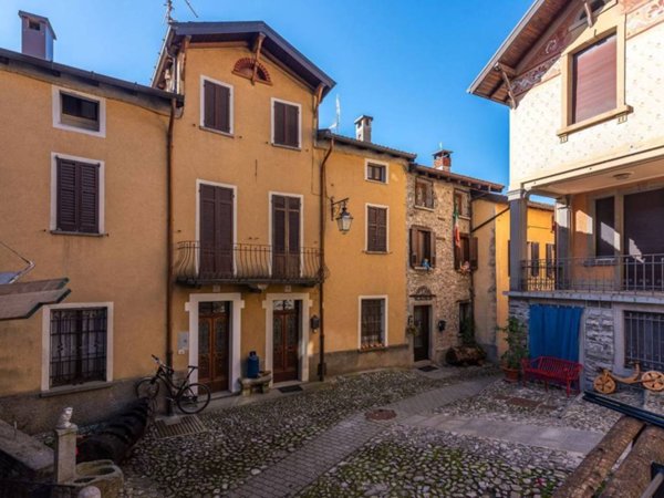 casa indipendente in vendita a Ponna