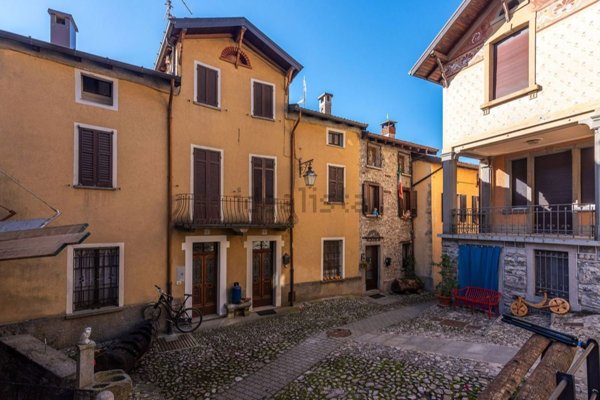 casa indipendente in vendita a Ponna
