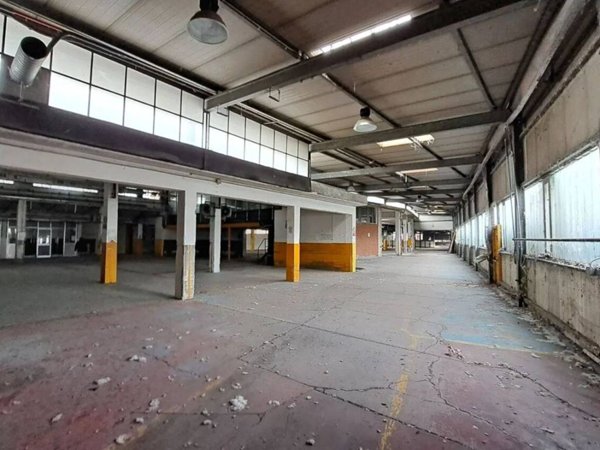 locale commerciale in vendita a Ponte Lambro