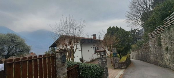 casa indipendente in vendita a Porlezza in zona Begna