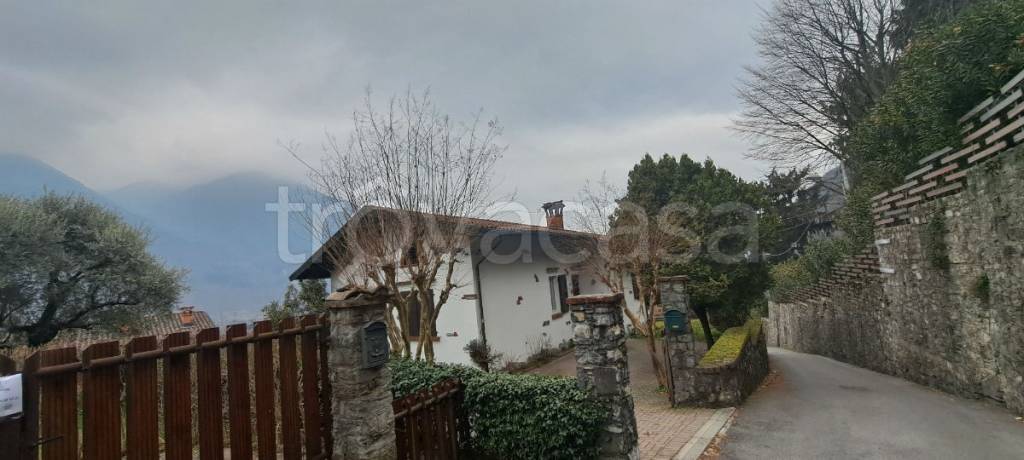 casa indipendente in vendita a Porlezza in zona Begna
