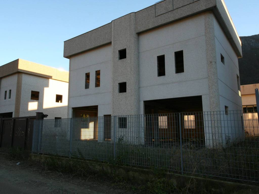 locale commerciale in vendita a Porlezza