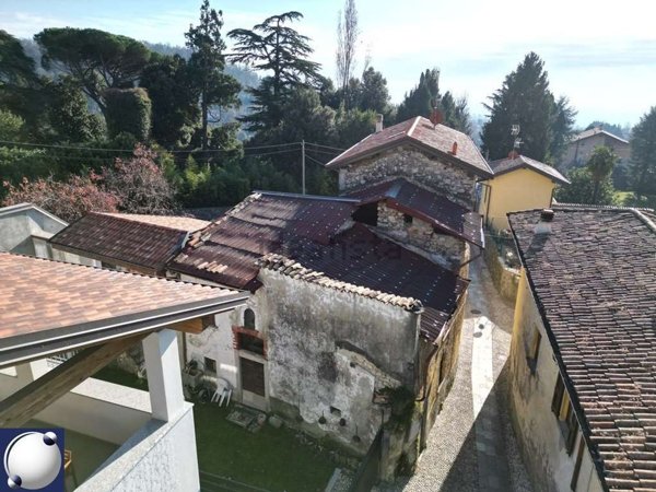 pentavano in vendita a Proserpio in zona Inarca