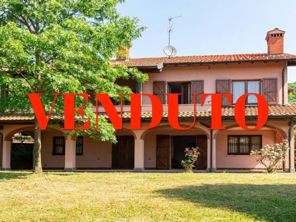 casa indipendente in vendita a Proserpio in zona Inarca