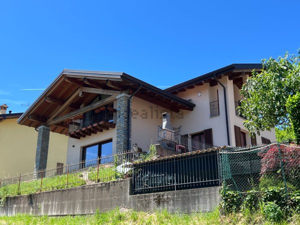 casa indipendente in vendita a Rezzago in zona Enco