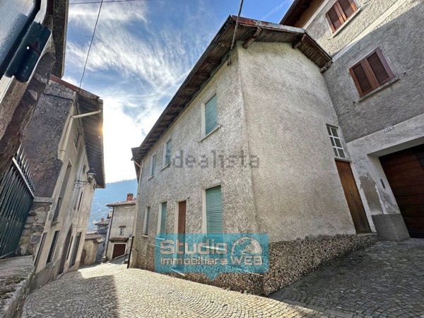appartamento in vendita a Rezzago in zona Enco