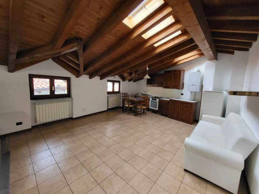 appartamento in vendita a Rezzago in zona Enco