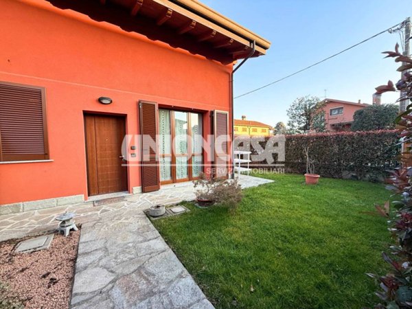 casa indipendente in vendita a Rovellasca