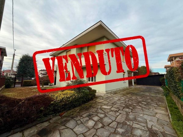 casa indipendente in vendita a Rovellasca