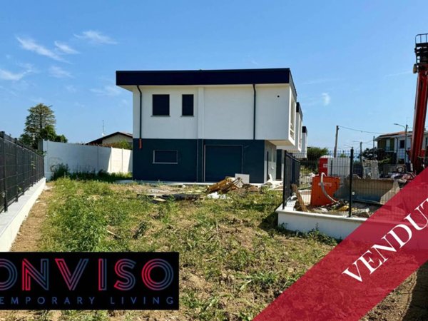 casa indipendente in vendita a Rovellasca in zona Manera
