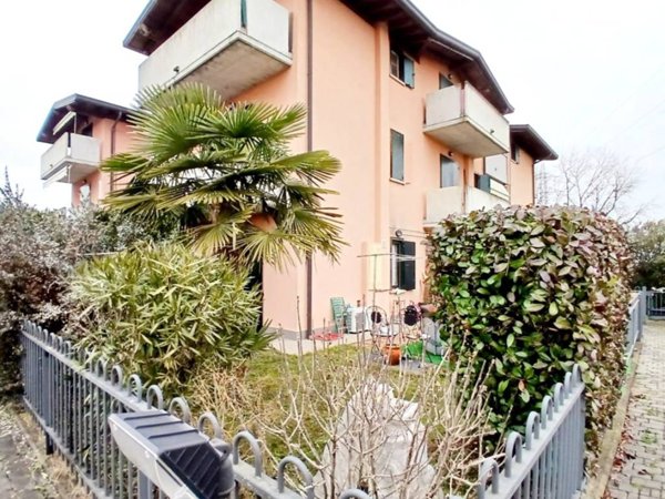 appartamento in vendita a Rovellasca in zona Manera