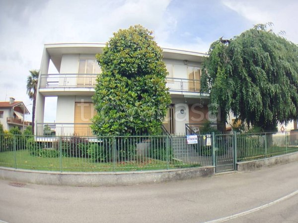 casa indipendente in vendita a Rovellasca in zona Manera