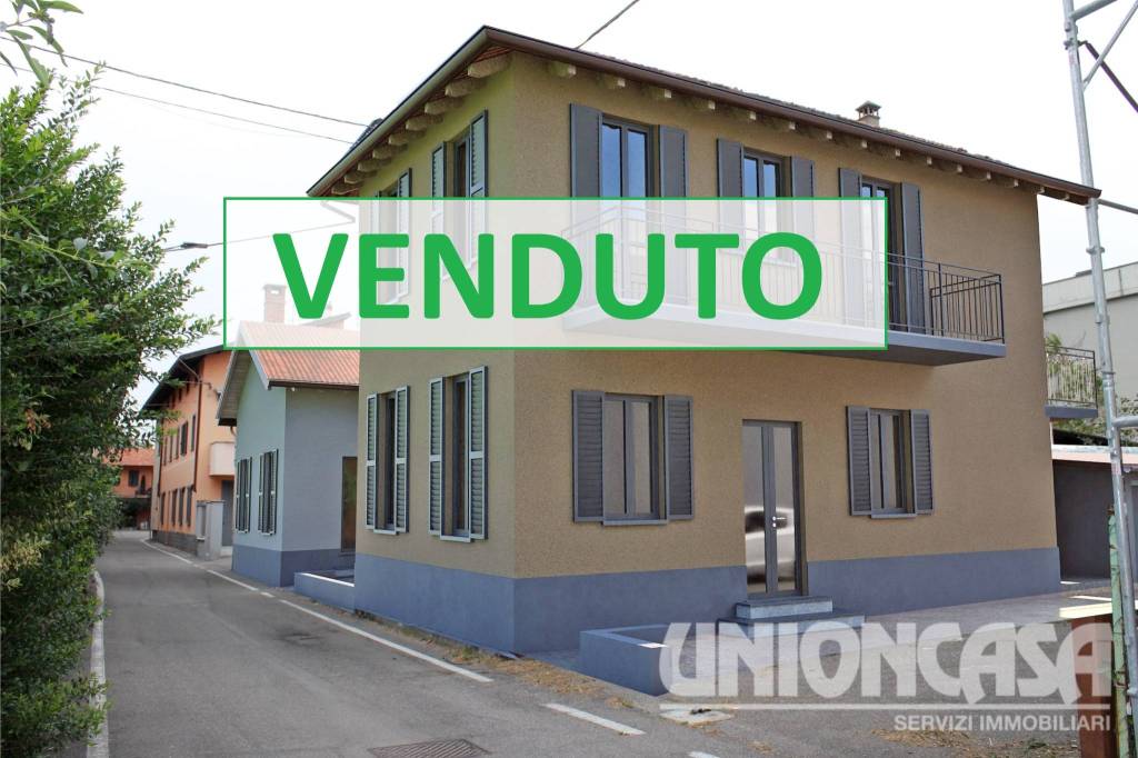 casa indipendente in vendita a Rovellasca