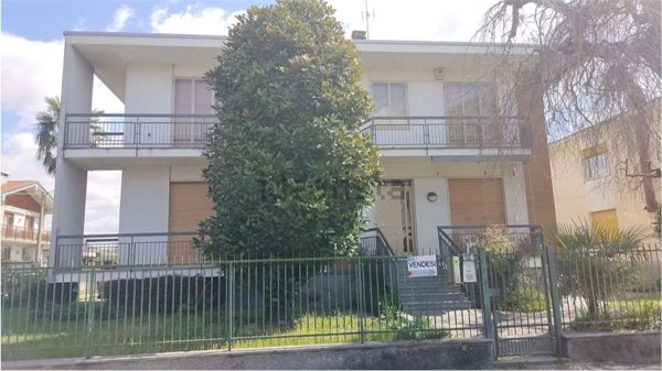 casa indipendente in vendita a Rovellasca in zona Manera