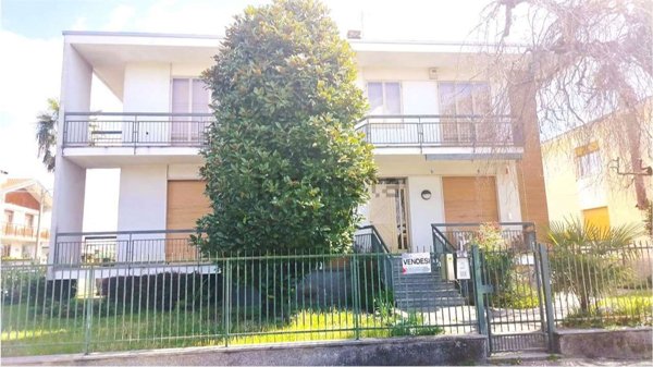 casa indipendente in vendita a Rovellasca in zona Manera