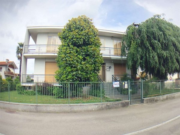 casa indipendente in vendita a Rovellasca in zona Manera