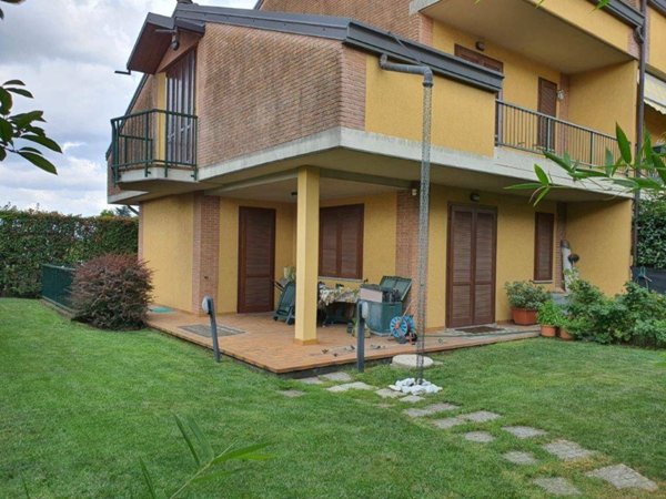 casa indipendente in vendita a Rovellasca
