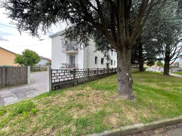 appartamento in vendita a Rovellasca in zona Manera