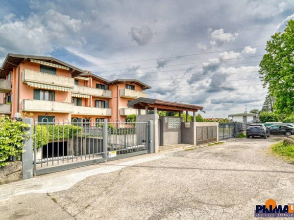 appartamento in vendita a Rovellasca in zona Manera