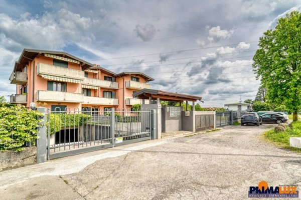 appartamento in vendita a Rovellasca in zona Manera