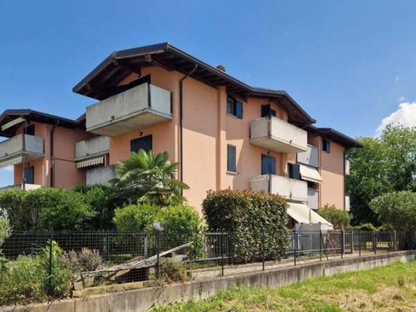 appartamento in vendita a Rovellasca in zona Manera