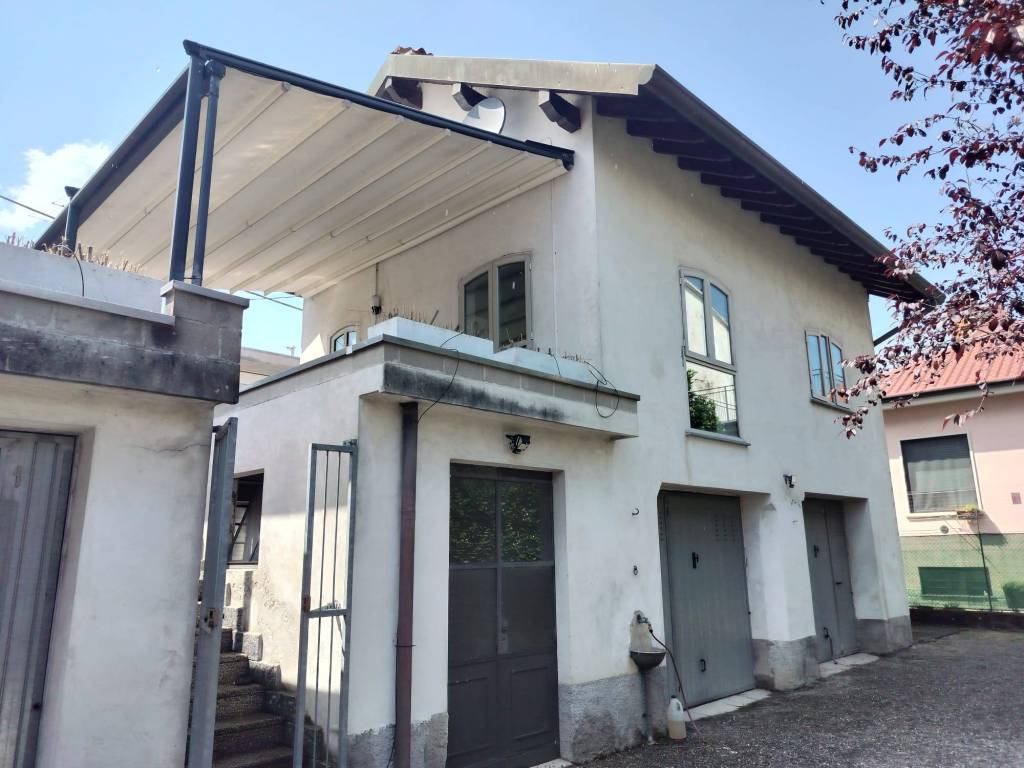 casa indipendente in vendita a Rovellasca