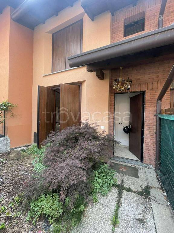 casa indipendente in vendita a Rovellasca