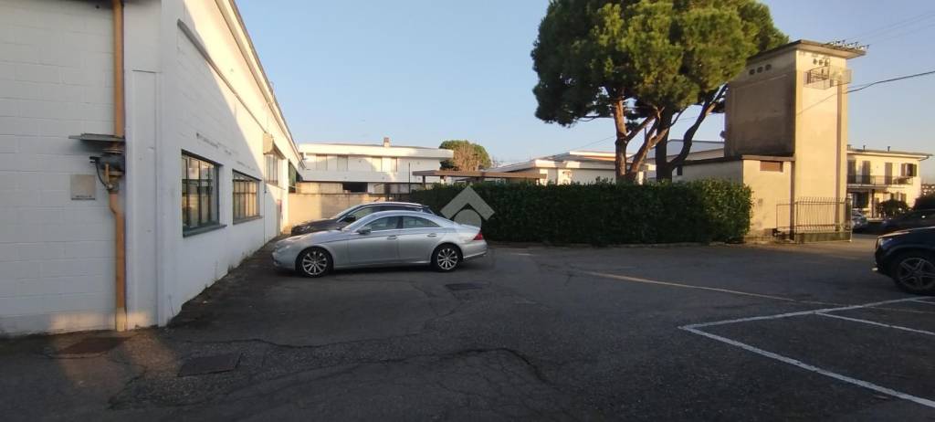 locale commerciale in vendita a Rovellasca