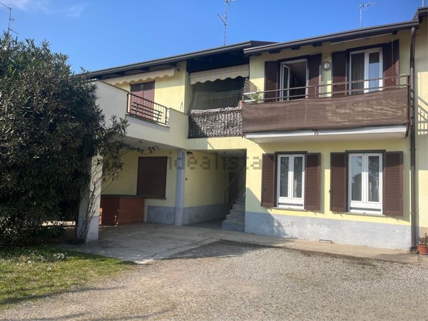 appartamento in vendita a Rovellasca in zona Manera