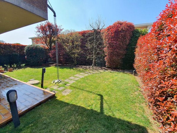 casa indipendente in vendita a Rovellasca