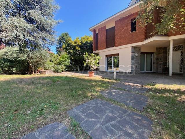 casa indipendente in vendita a Rovellasca