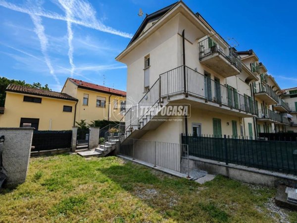 appartamento in vendita a Rovellasca in zona Manera