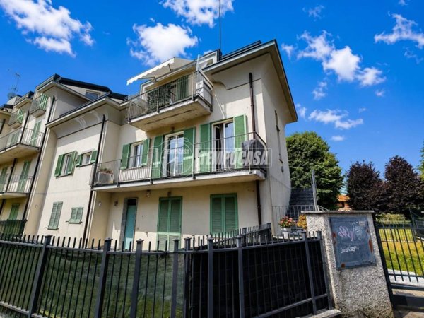 appartamento in vendita a Rovellasca in zona Manera