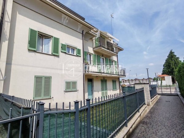 appartamento in vendita a Rovellasca in zona Manera