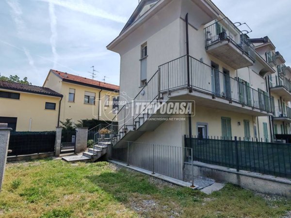 appartamento in vendita a Rovellasca in zona Manera