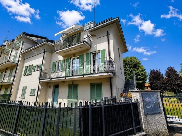appartamento in vendita a Rovellasca in zona Manera