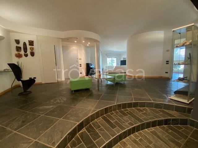 casa indipendente in vendita a Rovellasca