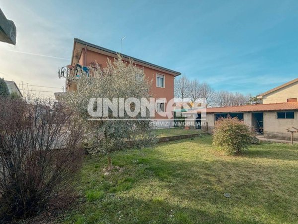 casa indipendente in vendita a Rovellasca in zona Manera