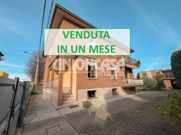 casa indipendente in vendita a Rovellasca in zona Manera