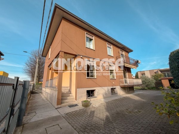 casa indipendente in vendita a Rovellasca in zona Manera