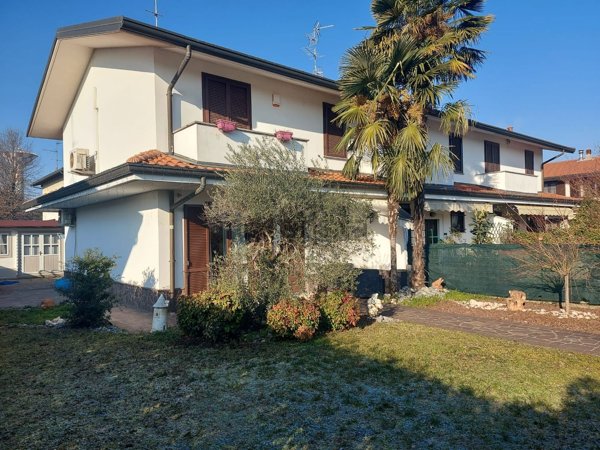 casa indipendente in vendita a Rovellasca