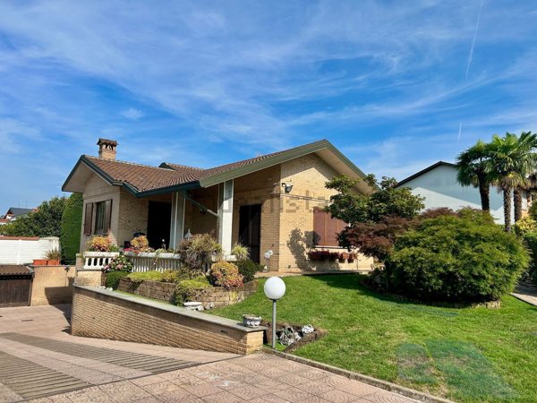 casa indipendente in vendita a Rovellasca