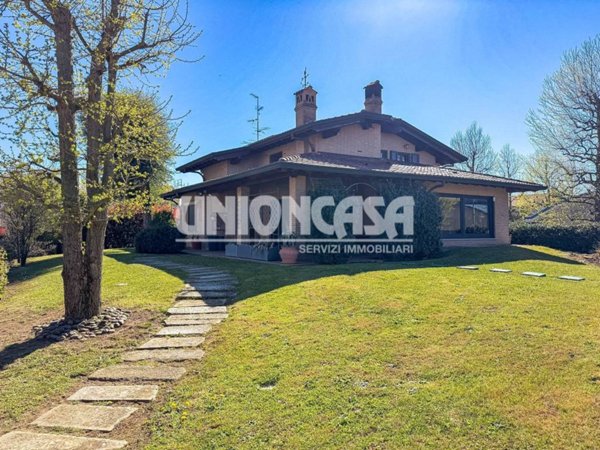 casa indipendente in vendita a Rovellasca