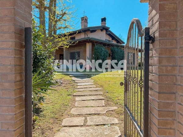 casa indipendente in vendita a Rovellasca in zona Manera