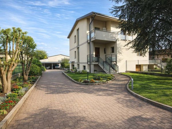 casa indipendente in vendita a Rovellasca