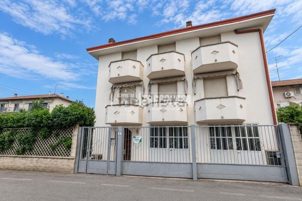 casa indipendente in vendita a Rovellasca